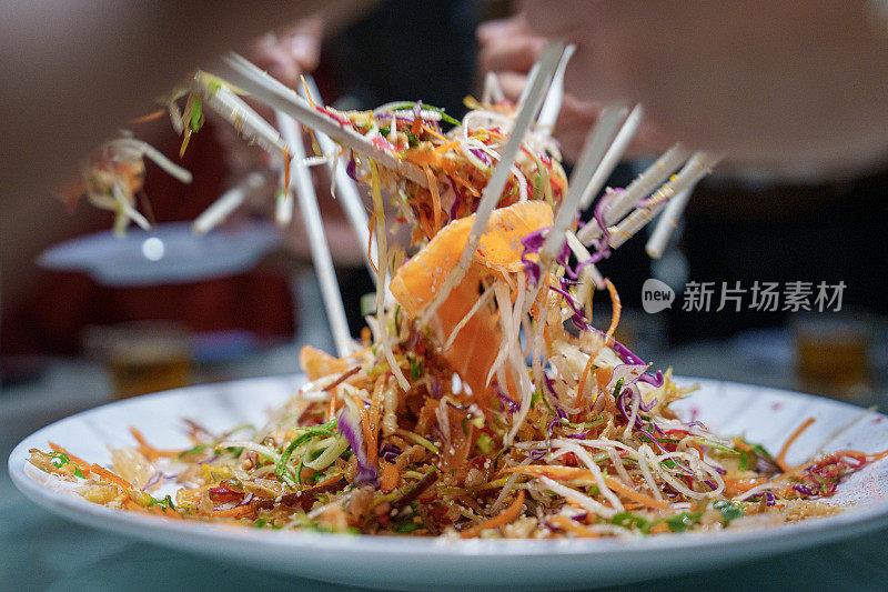 农历新年期间，一家人聚在一起吃中国的Yee Sang